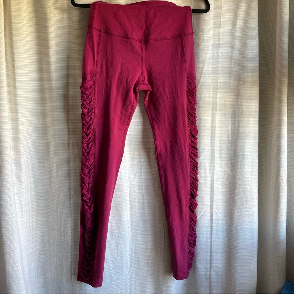 Magenta leggings with ruching on sides